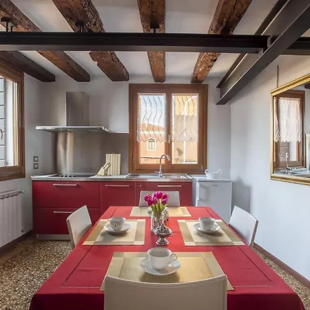 Апартаменты Guglie Canal View In Венеция